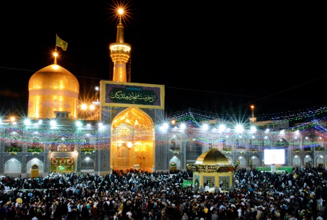 حرم مطهر رضوی در شب میلاد امام رضا (ع)