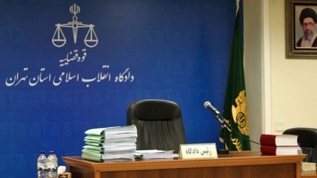 نخستین جلسه علنی رسیدگی به اتهامات ١٩ اخلالگر بازار ارز آغاز شد + جزئیات کیفرخواست ۱۹ متهم اخلال در بازار ارز
