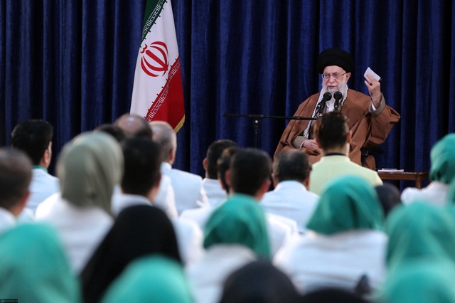 پرچم‌داری یک بانوی چادری برای کاروان ایران یک قدرت‌نمایی فرهنگی بود/مشکلات اقتصادی با استفاده درست از ظرفیت‌های کشور حل خواهد شد