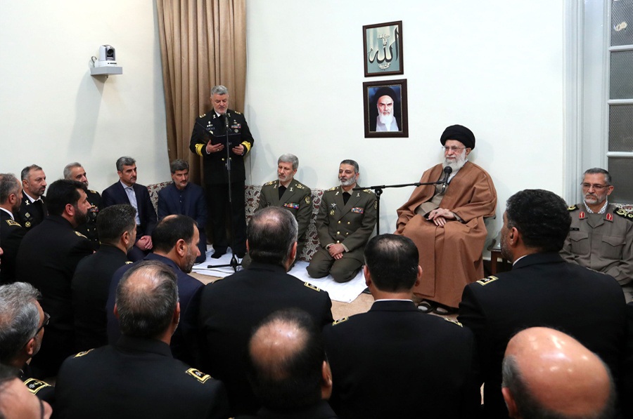 دیدار جمعی از فرماندهان و مسئولان نیروی دریایی ارتش با رهبر معظم انقلاب