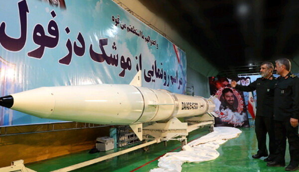 از موشک بالستیک هوشمند “دزفول” در کارخانه زیرزمینی سپاه رونمایی شد