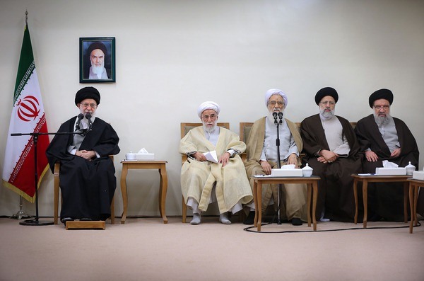 ضرورت ایجاد یک گفتمان و فهم عمیق عمومی درباره “نوع و چگونگی مواجهه کشور و افراد مؤثر با چالشها و حوادث/ در مقابل تهاجم حداکثری دشمنان باید به بسیج حداکثری امکانات و توانایی‌ها و نیروهای خود اقدام کنیم