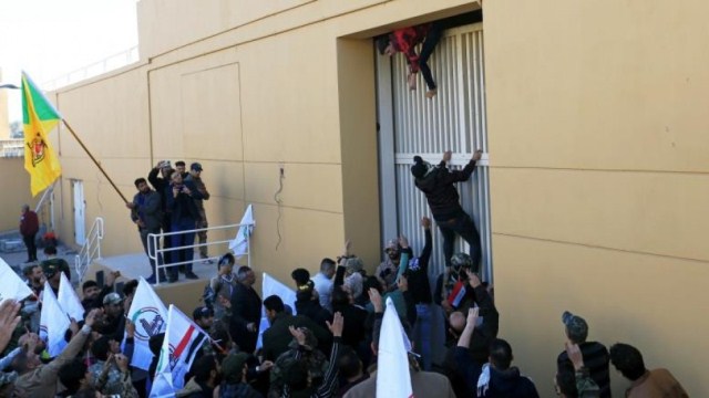 حشد الشعبی: پادگان‌ها و مقرهای نظامیان آمریکایی در خاک عراق به زودی محاصره خواهند  شد/ گردان‌های حزب‌الله عراق: حمله به سفارت آمریکا در بغداد درس اول است، درس دوم تصویب قانون اخراج نیروهای اشغالگر و وابستگان آنها از عراق است